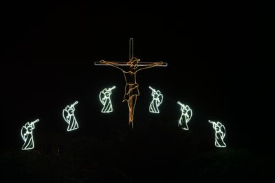 十字架和天使灯

